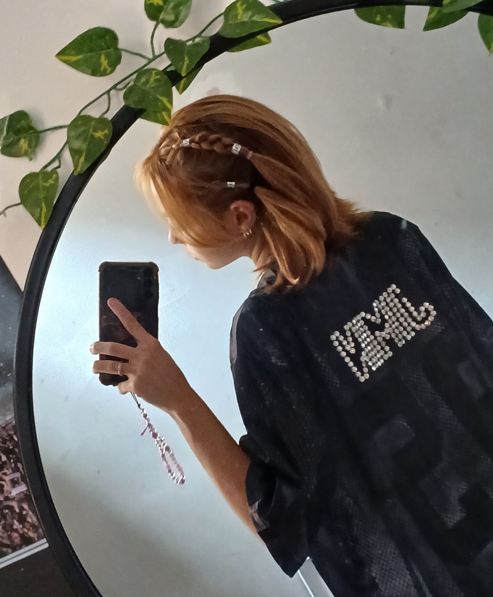 13_FaceOff's tweet photo. MINHA ROUPA QUASE PRONTA PRO DIA 28😭😭😭😭 vou por uma regata de gola baixa por baixo do "abada" e vou terminar de cravejar ela (sejam gentis e m julguem minha roupa simples, to morando de aluguel e n pude comprar nada melhor🥺 https://t.co/KkUGBF06T7