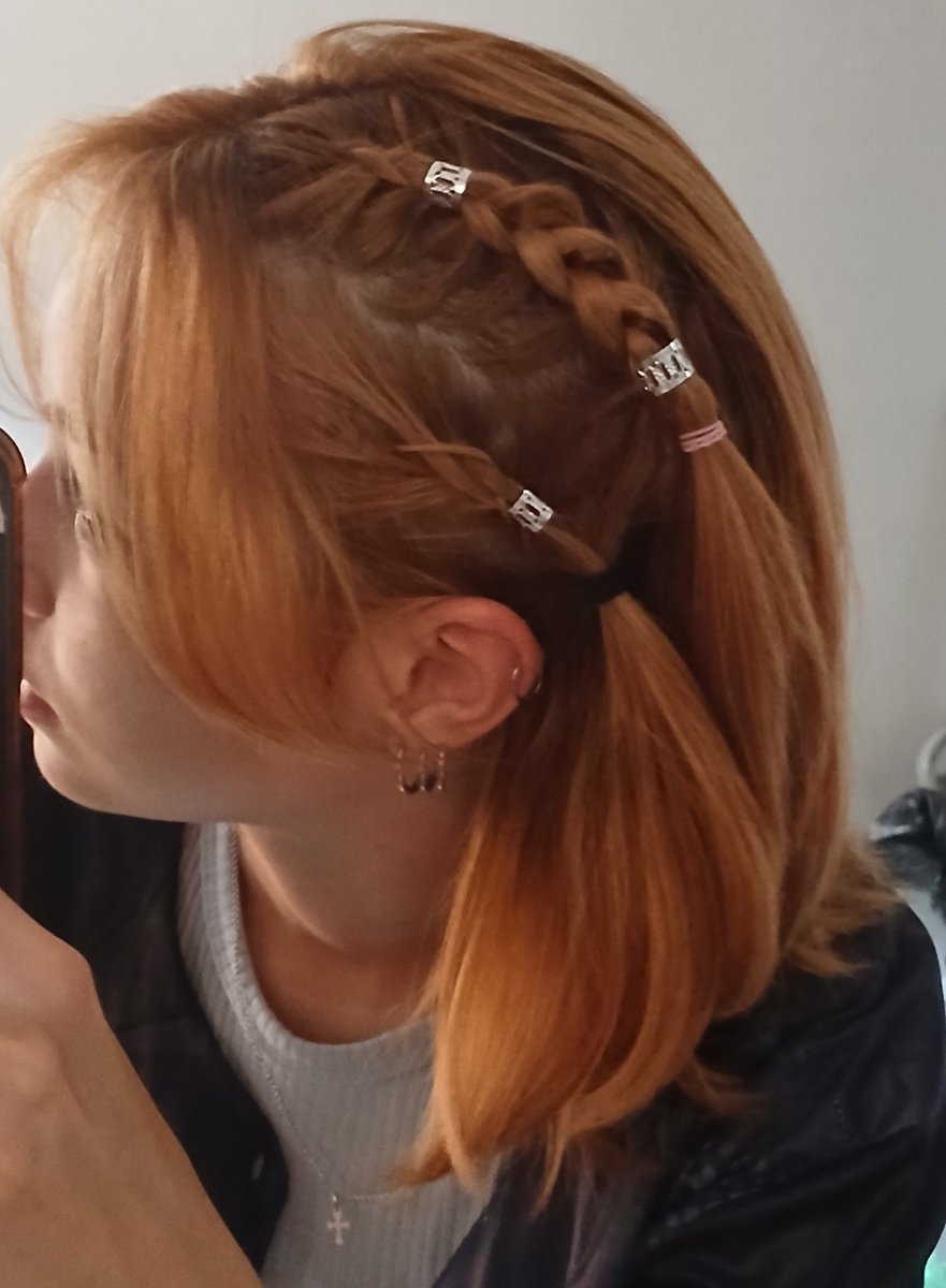 13_FaceOff's tweet photo. MINHA ROUPA QUASE PRONTA PRO DIA 28😭😭😭😭 vou por uma regata de gola baixa por baixo do "abada" e vou terminar de cravejar ela (sejam gentis e m julguem minha roupa simples, to morando de aluguel e n pude comprar nada melhor🥺 https://t.co/KkUGBF06T7