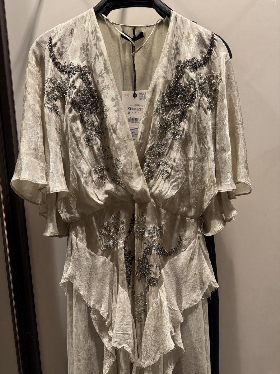 Chen_BTCWild's tweet photo. I picked out this really delicate lace dress. https://t.co/0i5zNPemTK