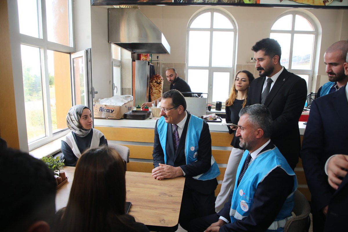 Dtilhamiyildiz's tweet photo. 📍 İbrahim Çeçen Üniversitesi | Türkiye Yüzyılı Buluşmaları

Genel Başkan Yardımcımız ve Seçim İşleri Başkanımız Sayın Ali İhsan Yavuz ile birlikte İbrahim Çeçen Üniversitemizde, ÜNİAK teşkilatımızın “Kampüse Hoş Geldin” standını ziyaret ederek üniversiteli gençlerimizle bir araya geldik.

Gençlerimizin düşüncelerini dinlediğimiz, eğitim ve üniversite hayatı üzerine sohbet ettiğimiz buluşmada bizleri samimiyetle karşılayan ÜNİAK teşkilatımıza ve öğrencilerimize teşekkür ediyorum.

Tüm öğrencilerimize yeni eğitim-öğretim döneminde başarılar diliyorum.