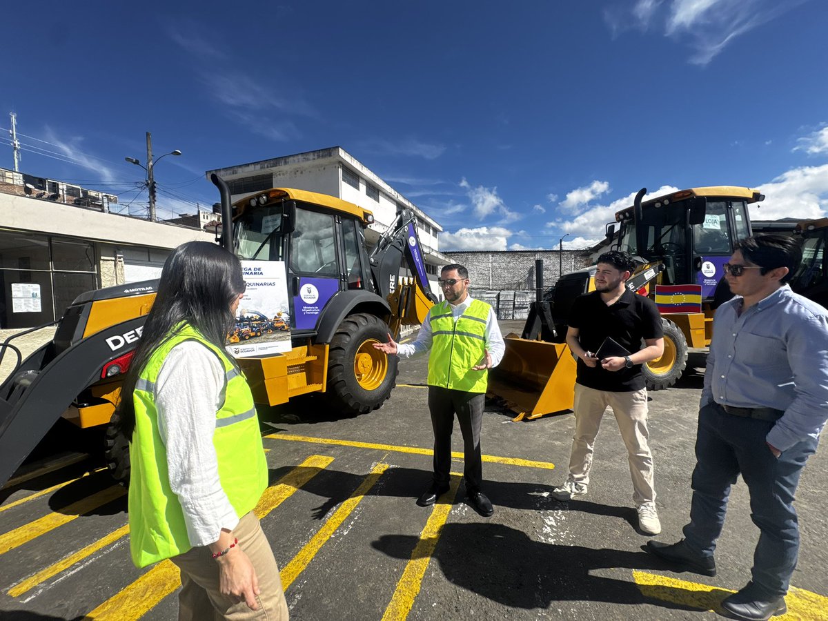 GoberLoja's tweet photo. ¡Más equipamiento para el sur del país! 

@JuanCaAlvarezM, gobernador  de #Loja y Andrea Curipoma, zonal 7 del @MIT_Ecuador, verificaron la llegada de nueva maquinaria

El equipo fortalecerá la respuesta ante la época invernal y emergencias viales.

#GobiernoDelEcuador https://t.co/BUNBR5sz3p