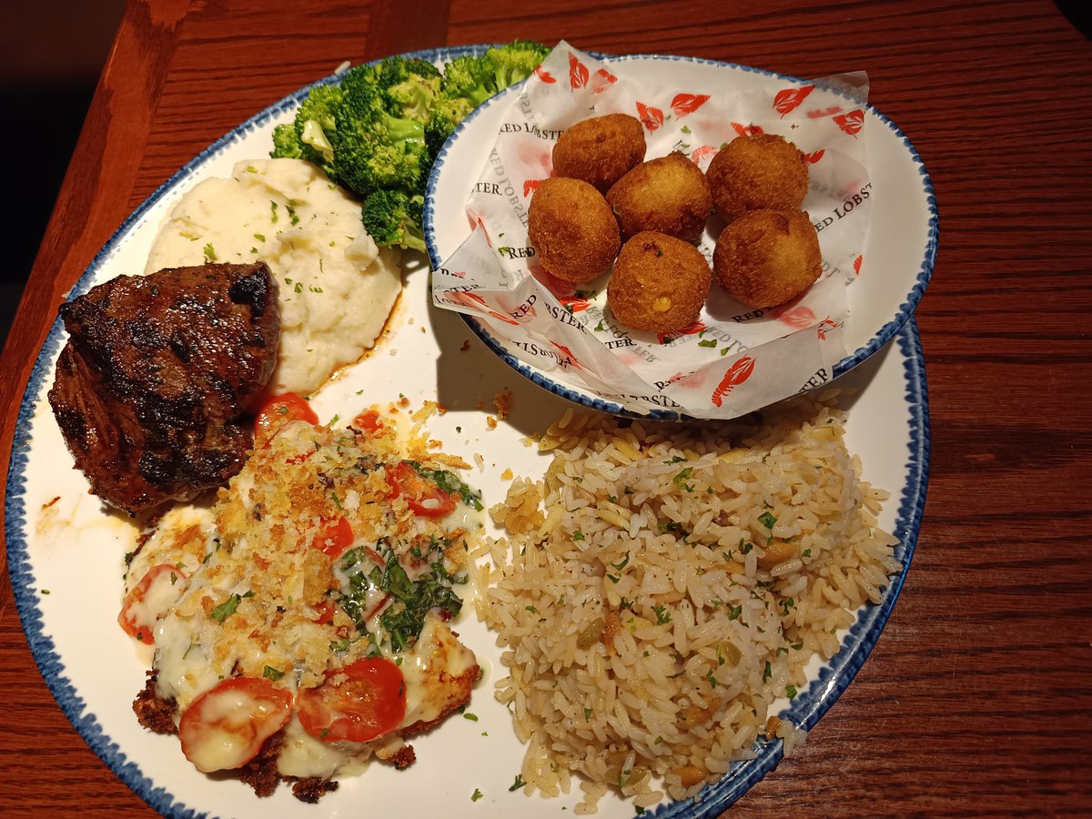 RLLoverJoe's tweet photo. Parmesan crusted chicken and 7 oz sirloin with hush puppies, mashed potatoes, seasoned broccoli and orzo rice @RedLobster Georgesville Rd #RedLobster Columbus Ohio https://t.co/v0gfix3HD5