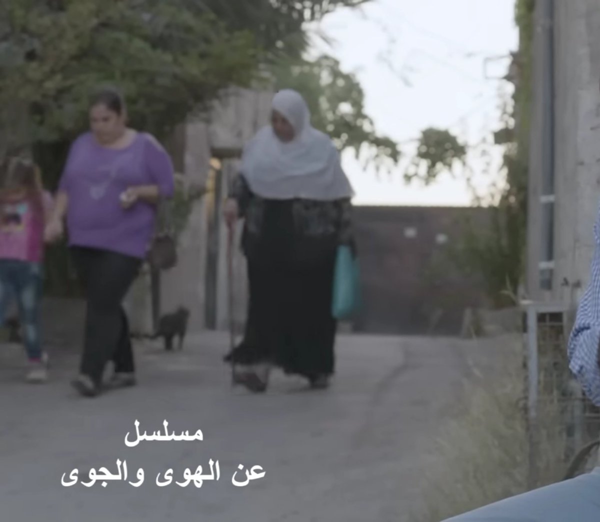 nettermalik's tweet photo. الأم كان وزنها كطفلتها التي في يدها 40 كجم، و  الآن عمرها 50 عاماً، و أصبح وزنها 150 كجم، و الطبيعي 70 أو 80 كجم، بسبب الخبز و المكرونة و ماجدونيلز و برجر كينج و ما شابه، كذلك الحكومات لا تقيم للنساء أي نوادٍ رياضيةٍ برسومٍ معقولةٍ للجميع، فالحكومات العربية هي من تصنع الأغنياء.😥 https://t.co/rHqYkWLciZ