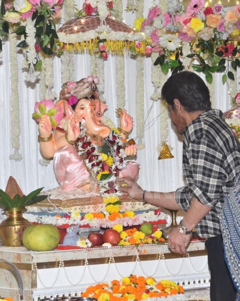 filmfare's tweet photo. #ShahRukhKhan seeks blessings of Ganpati Bappa. 🙏🏻❤️

#FilmfareLens https://t.co/riuqQgVGJu