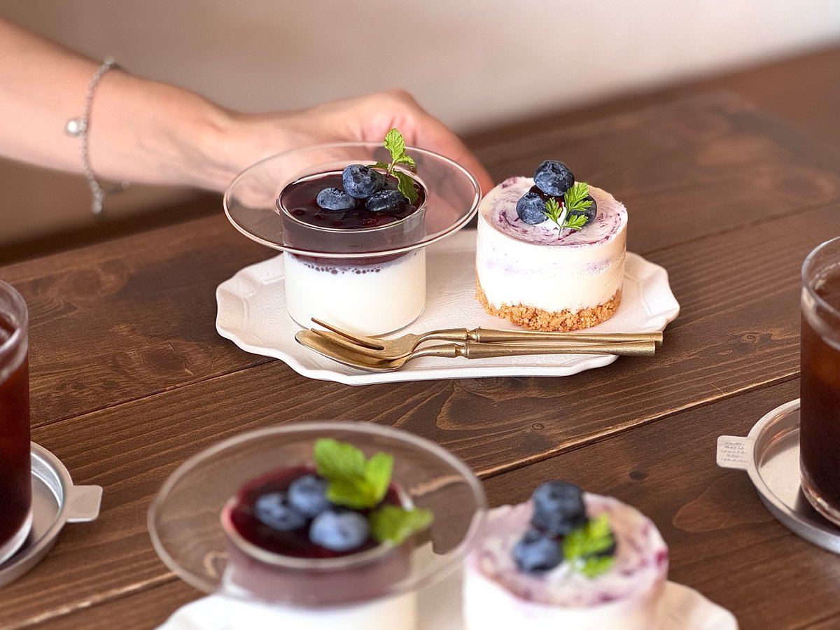 audreycampbellp's tweet photo. Replacing blueberry with these two delights 🫐

• Rare cheesecake: smooth, creamy cheese gently balanced by refreshing blueberry tartness, with a luscious blueberry sauce inside and a crisp cookie base. • Verrine: honey-scented blancmange layered https://t.co/G8UEszBNhA