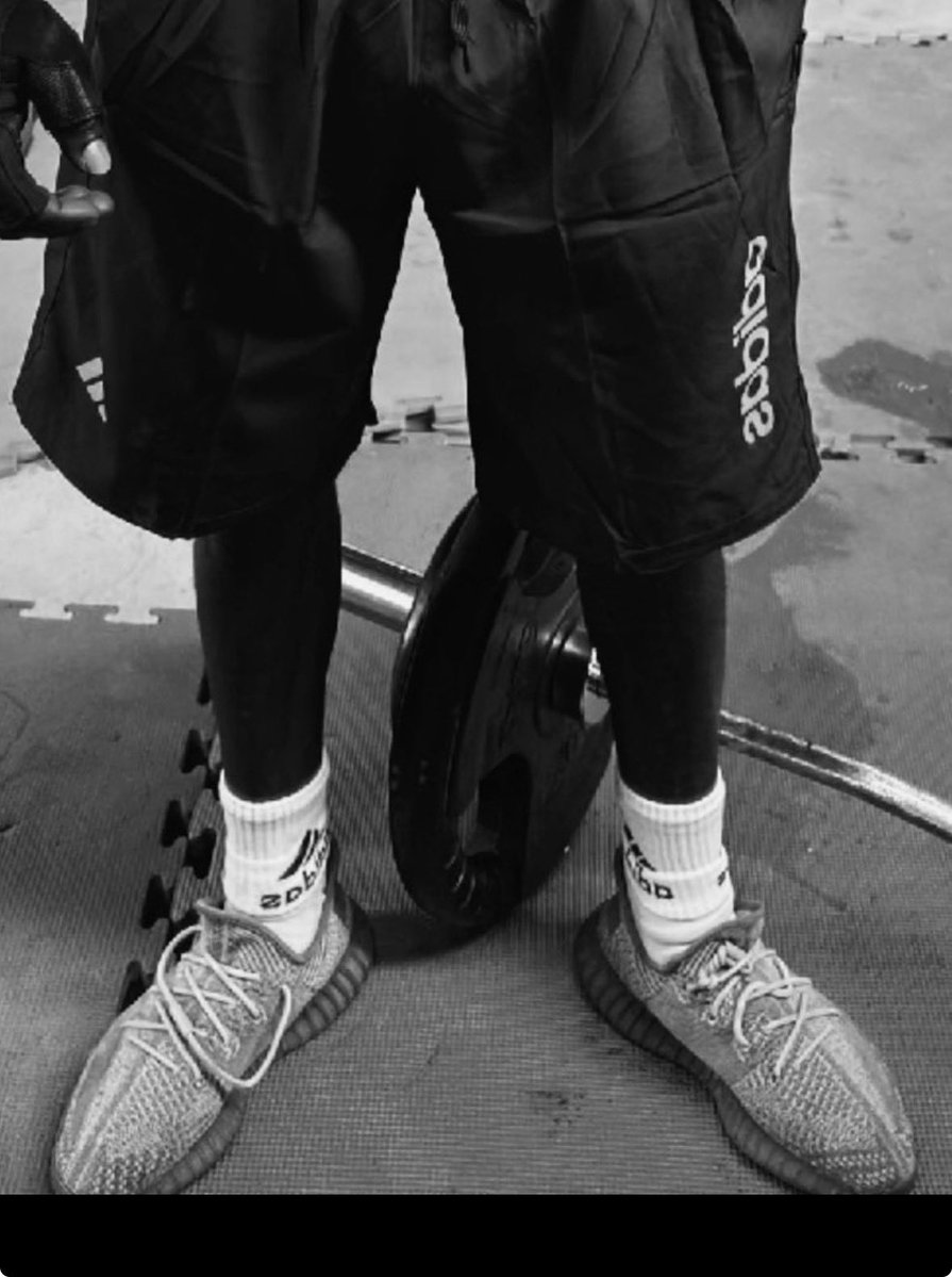 mayowaxyz's tweet photo. @UrglyGramm @waggydey4you Everything about you is tacky
See your legs 
Nothing ever looks good on you 
Werey! https://t.co/xMhDRrxfmV
