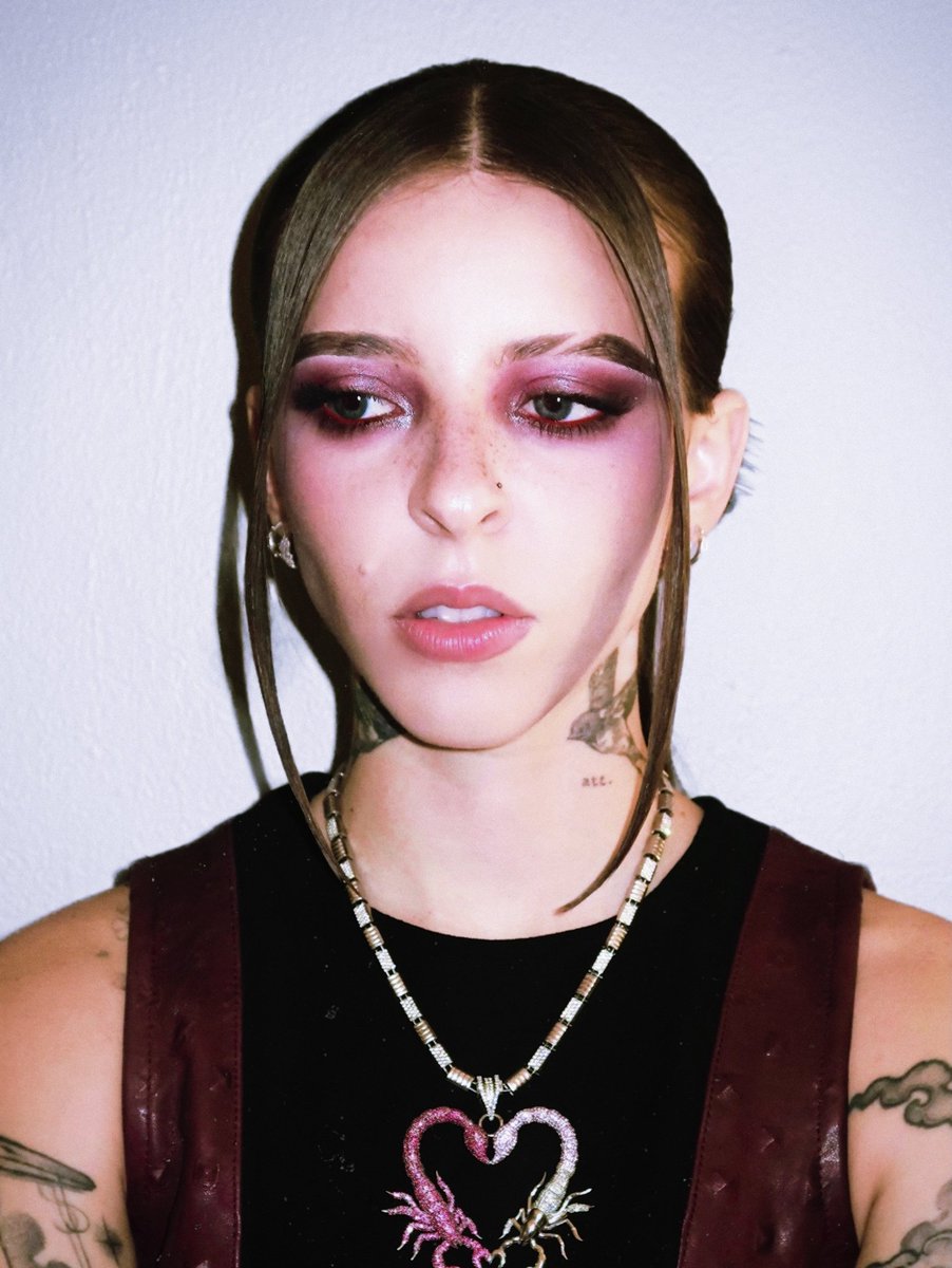 KSMikoKitty's tweet photo. "Venha me beijar, minha doce vampira..."🧛🏻‍♀️🖤🩸🥀 https://t.co/wix11Klfod