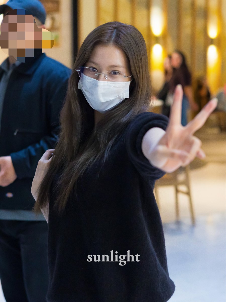 Sunlight1229's tweet photo. 260921 CDG
✌️✌️
#트와이스 #TWICE #사나 #SANA #サナ https://t.co/bnf5akc02C