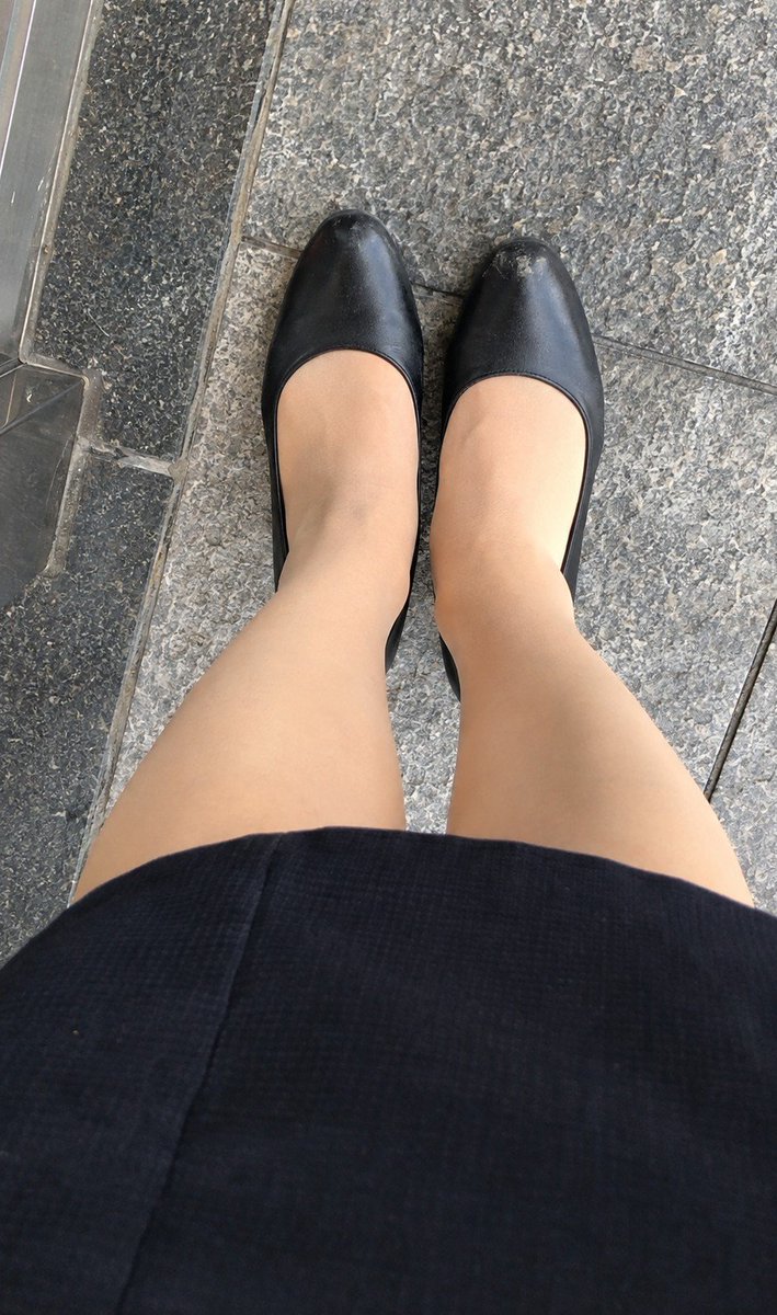 SUPERMAN0150's tweet photo. 朝から就活をし、緊張や不安、たくさん歩いて汗をかいた足の匂いはいかに…。
お酢と足の裏どっちが酸っぱいと思いますか？
パンプスの中には、これ以上にない酸味が閉じ込められてます😮‍💨 https://t.co/nPfh5ILFZd