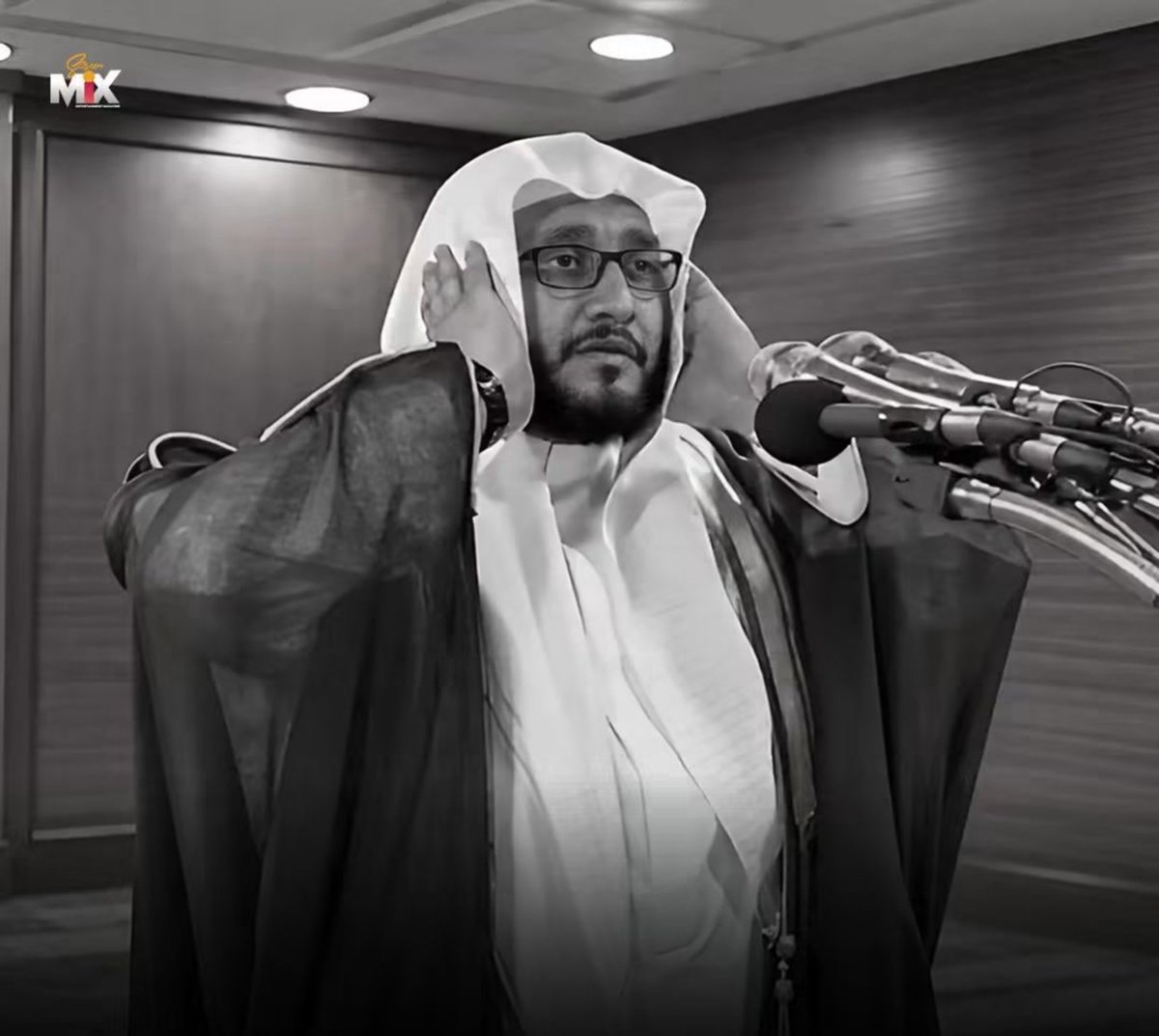 ScreenMix's tweet photo. بعد رحيل مؤذن المسجد الحرام الشيخ إبراهيم المدني عن عمر يناهز 51 عام في حالة حزن كبيرة وصدمة 

كشف في لقاء سابق له عن شعوره عندما كان يؤذن بالمسجد في المرات الأولى له حيث صرح قائلا :

كنت أبكى عندما أشاهد الطائفين حول الكعبة المشرفة وهم يستمعون إلى صوتي يصدح في أرجاء الحرم المكي

 وأقول لنفسي من أنا حتى يرتفع صوتي في هذا المكان الطاهر ؟