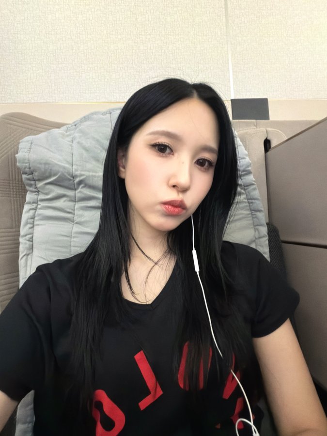rushsatzu's tweet photo. eu acho TÃO fofo que a Mina sempre posta uma selca quando vai viajar https://t.co/mzLjPwav7D