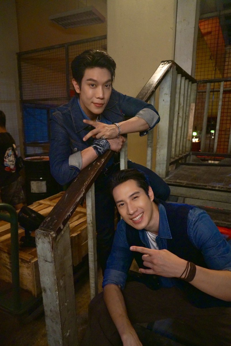 LoversGangsters's tweet photo. หงเสนคลุกฝุ่น Q32 
แค่มีเธออยู่ข้างๆ ก็สู้ตายไปเลยดิค้าบ!✌🏻

#LoversAndGangsters
#GMMTV 
@MisterGrtsp @brightrpp_ https://t.co/9SDiZsdBX3