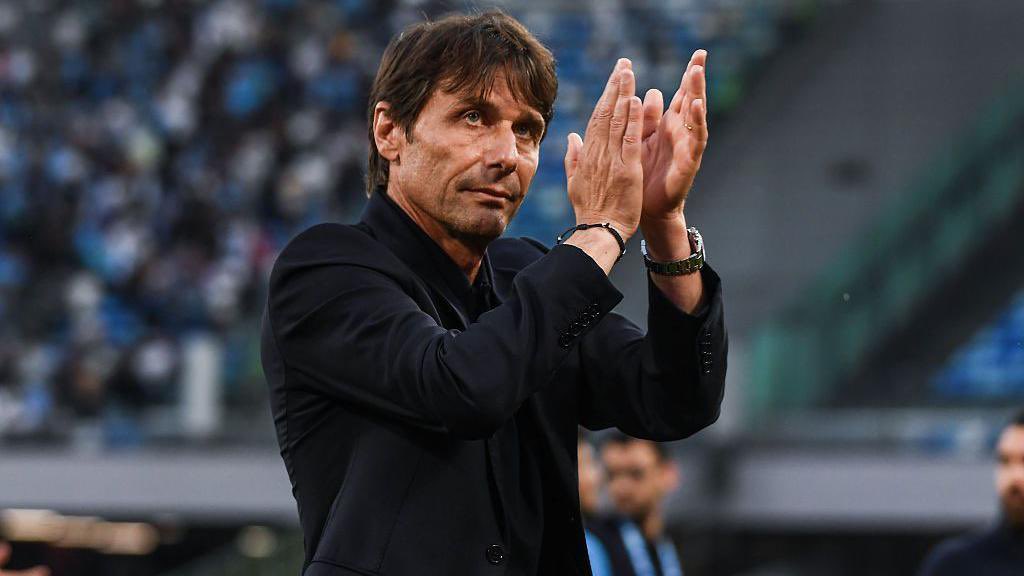 AndreaTiberio7's tweet photo. Arrivato secondo e vinto una Supercoppa con uno spogliatoio sfasciato pieno di uomini senza palle

Il più grande di sempre https://t.co/Wd81nHgoUk