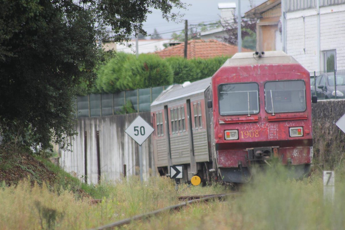 mclvouga's tweet photo. 📸 15 Anos, 15 Memórias: A Luta pela Linha do Vouga

2️⃣0️⃣1️⃣2️⃣: Contra Todas as Previsões, o Vouguinha Continuou a Circular

🔍 Artigo completo: https://t.co/QHWZ4xVwSC

📍 Oliveira de Azeméis, 2012
📸 Autoria da foto: Aníbal Bastos

#mclv
#linhadovouga
#vouguinha
#15anosMCLV https://t.co/8C1vqSErPo