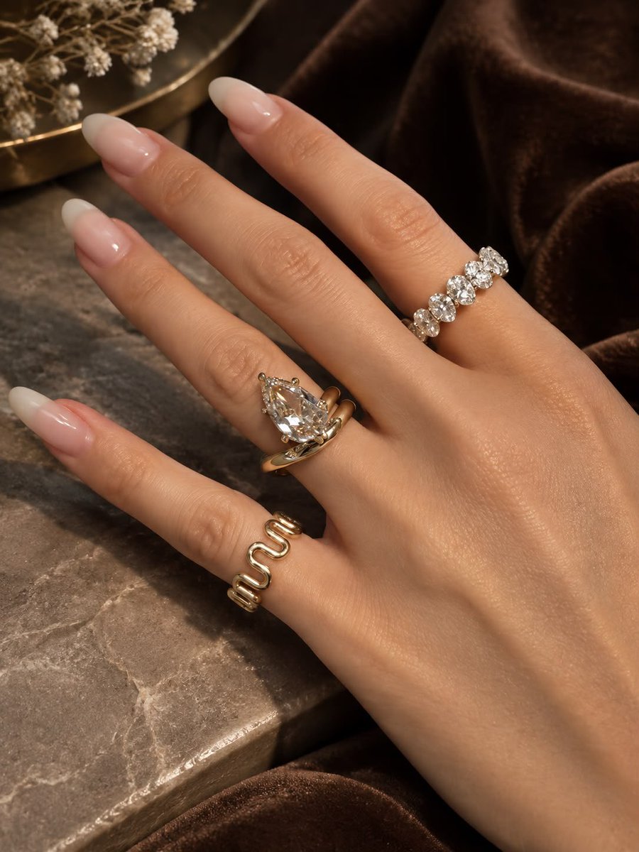 ratherfordazx2's tweet photo. #HouseOfRatherford #YellowDiamondRing #PearCutDiamond #USABrides 
A radiant yellow pear-cut diamond framed in bold, sculptural gold. 

Would you say yes to a ring this unforgettable? https://t.co/3jRs9LIH9P