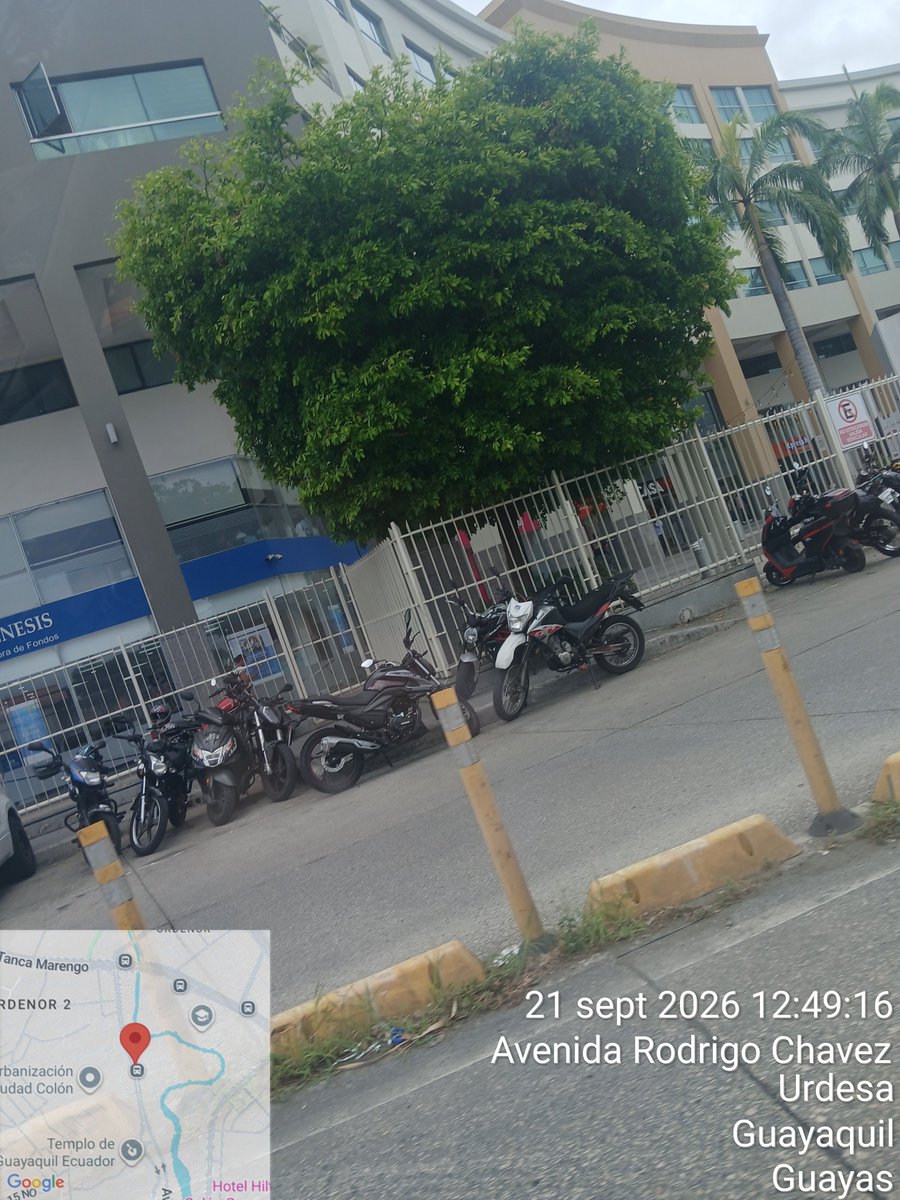 Hades13o's tweet photo. @ATM_Transito Cual fue la solución? Nueva semana y siguen obstaculizando al peaton. En ciudad colon https://t.co/s7108cBuUZ