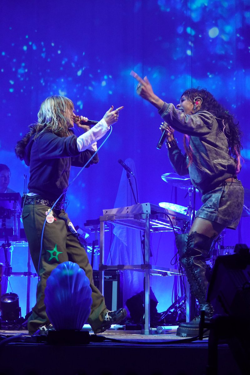 paramorgan96's tweet photo. she was so happy to be singing airplanes with her friend rico 🥲 https://t.co/8ojmQMEvM6