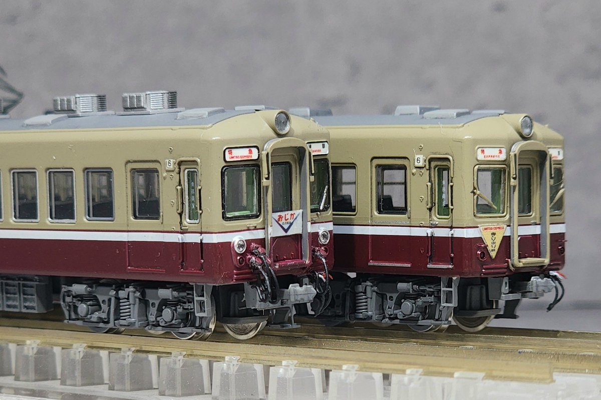 captrain3's tweet photo. #東武1700系 整備完了
鉄コレ東武1700のディテールアップを行いました
さすがに乗ったことは無いし資料不足で正確さは欠けますがパーツ追加や床下の再塗装で引き締めてみました。カッコよくなったのでよし！有識者のツッコミお待ちしておりません👍
さすがに12顔面加工は時間かかったわ
#白帯車の時代 https://t.co/0ZyvPouWTX