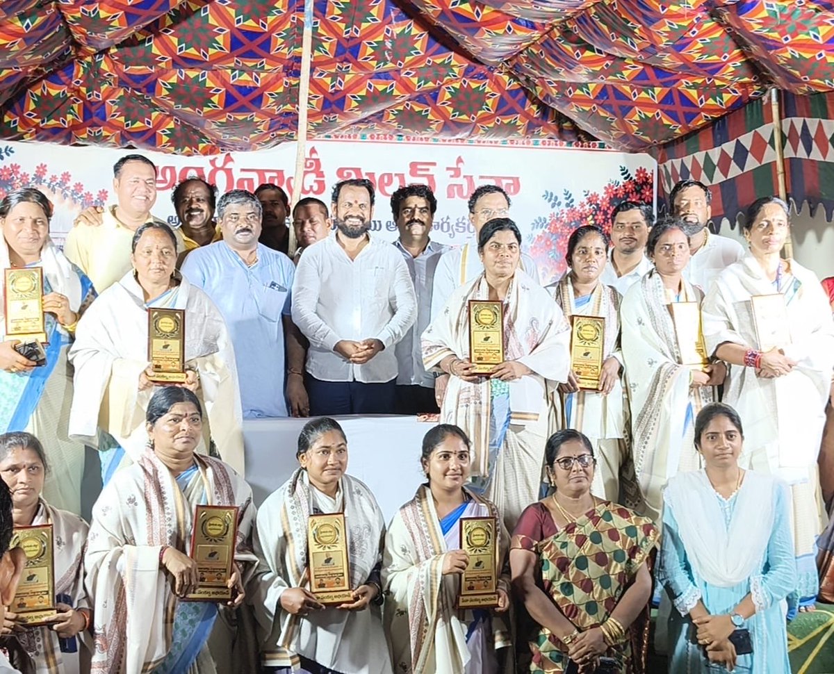 Shyamlanka3636's tweet photo. అంగన్వాడీ మిలన్ సేవా కార్యక్రమంలో పాల్గొన్నాను

ఎచ్చెర్ల నియోజకవర్గం పైడి భీమవరం పంచాయతీలో నిర్వహించిన అంగన్వాడీ మిలన్ సేవా కార్యక్రమంలో ఎచ్చెర్ల ఎమ్మెల్యే నడికుడిటి ఈశ్వరరావు గారితో కలిసి పాల్గొన్నాను.

ఈ సందర్భంగా చిన్నారుల సంక్షేమం, పోషకాహారం, ఆరోగ్యం, విద్యాభివృద్ధి వంటి ముఖ్యమైన అంశాలపై అవగాహన కల్పించడం జరిగింది.

అంగన్వాడీ కేంద్రాల ద్వారా చిన్నారులు, గర్భిణీలు, బాలింతలకు అందుతున్న సేవలను మరింత సమర్థవంతంగా అందించేందుకు కృషి చేయాల్సిన అవసరం ఉంది. అంగన్వాడీ సిబ్బంది అందిస్తున్న సేవలను అభినందిస్తూ, ప్రజలకు నాణ్యమైన సేవలు అందించేందుకు ప్రతి ఒక్కరూ సమన్వయంతో పనిచేయాలని కోరాను.

“పోషణపై చర్చ – ఆరోగ్యంపై సంభాషణ” అనే లక్ష్యంతో ఇటువంటి సేవా కార్యక్రమాలను మరింత విస్తృతంగా కొనసాగించాలి.

#LankaShyamalaRao
#TDPIncharge
#Etcherla
