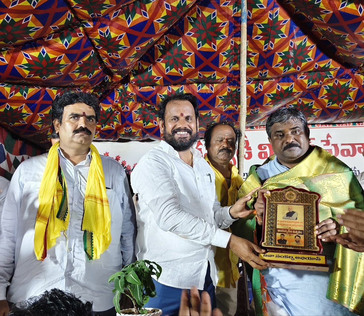 Shyamlanka3636's tweet photo. అంగన్వాడీ మిలన్ సేవా కార్యక్రమంలో పాల్గొన్నాను

ఎచ్చెర్ల నియోజకవర్గం పైడి భీమవరం పంచాయతీలో నిర్వహించిన అంగన్వాడీ మిలన్ సేవా కార్యక్రమంలో ఎచ్చెర్ల ఎమ్మెల్యే నడికుడిటి ఈశ్వరరావు గారితో కలిసి పాల్గొన్నాను.

ఈ సందర్భంగా చిన్నారుల సంక్షేమం, పోషకాహారం, ఆరోగ్యం, విద్యాభివృద్ధి వంటి ముఖ్యమైన అంశాలపై అవగాహన కల్పించడం జరిగింది.

అంగన్వాడీ కేంద్రాల ద్వారా చిన్నారులు, గర్భిణీలు, బాలింతలకు అందుతున్న సేవలను మరింత సమర్థవంతంగా అందించేందుకు కృషి చేయాల్సిన అవసరం ఉంది. అంగన్వాడీ సిబ్బంది అందిస్తున్న సేవలను అభినందిస్తూ, ప్రజలకు నాణ్యమైన సేవలు అందించేందుకు ప్రతి ఒక్కరూ సమన్వయంతో పనిచేయాలని కోరాను.

“పోషణపై చర్చ – ఆరోగ్యంపై సంభాషణ” అనే లక్ష్యంతో ఇటువంటి సేవా కార్యక్రమాలను మరింత విస్తృతంగా కొనసాగించాలి.

#LankaShyamalaRao
#TDPIncharge
#Etcherla
