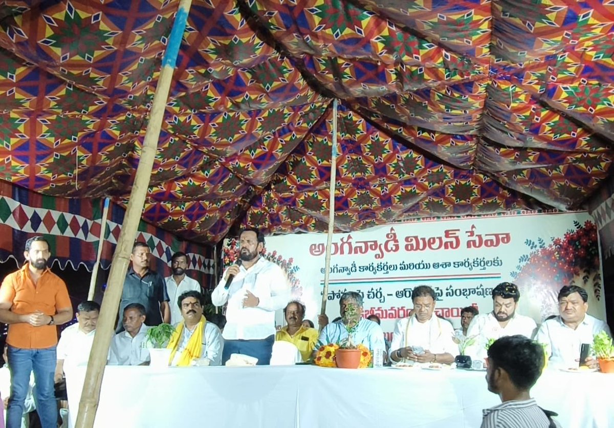 Shyamlanka3636's tweet photo. అంగన్వాడీ మిలన్ సేవా కార్యక్రమంలో పాల్గొన్నాను

ఎచ్చెర్ల నియోజకవర్గం పైడి భీమవరం పంచాయతీలో నిర్వహించిన అంగన్వాడీ మిలన్ సేవా కార్యక్రమంలో ఎచ్చెర్ల ఎమ్మెల్యే నడికుడిటి ఈశ్వరరావు గారితో కలిసి పాల్గొన్నాను.

ఈ సందర్భంగా చిన్నారుల సంక్షేమం, పోషకాహారం, ఆరోగ్యం, విద్యాభివృద్ధి వంటి ముఖ్యమైన అంశాలపై అవగాహన కల్పించడం జరిగింది.

అంగన్వాడీ కేంద్రాల ద్వారా చిన్నారులు, గర్భిణీలు, బాలింతలకు అందుతున్న సేవలను మరింత సమర్థవంతంగా అందించేందుకు కృషి చేయాల్సిన అవసరం ఉంది. అంగన్వాడీ సిబ్బంది అందిస్తున్న సేవలను అభినందిస్తూ, ప్రజలకు నాణ్యమైన సేవలు అందించేందుకు ప్రతి ఒక్కరూ సమన్వయంతో పనిచేయాలని కోరాను.

“పోషణపై చర్చ – ఆరోగ్యంపై సంభాషణ” అనే లక్ష్యంతో ఇటువంటి సేవా కార్యక్రమాలను మరింత విస్తృతంగా కొనసాగించాలి.

#LankaShyamalaRao
#TDPIncharge
#Etcherla