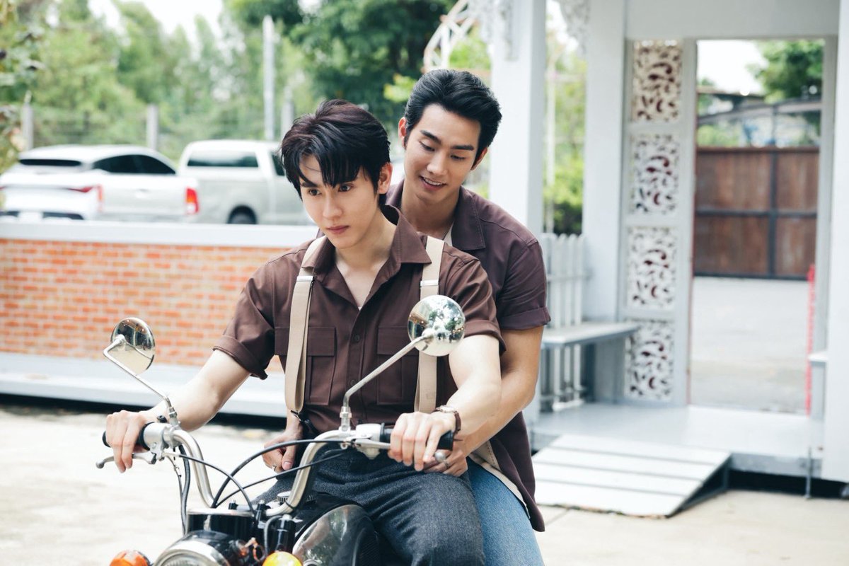 LoversGangsters's tweet photo. หงเสนคลุกฝุ่น Q33 ถึงที่หมายแล้วคับ เลิกเกาะเอวได้ยังเฮีย👉🏻😳🫠 👈🏻

#LoversAndGangsters
#GMMTV 
@fforcejs @kasibook https://t.co/WppzxUzVhN