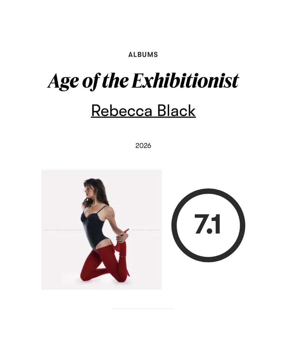 bchartsnet's tweet photo. 🏆💿 "Age of the Exhibitionist" de Rebecca Black é ACLAMADO pela Pitchfork com nota 7.1, que equivale a um 9.1 pra um álbum feito pra tocar nas noites das gays:

“O segundo álbum da cantora pop constrói uma fantasia voyeurística a partir de um dance-pop duradouro e adequado para as boates, com excentricidades suficientes para manter as coisas interessantes.”