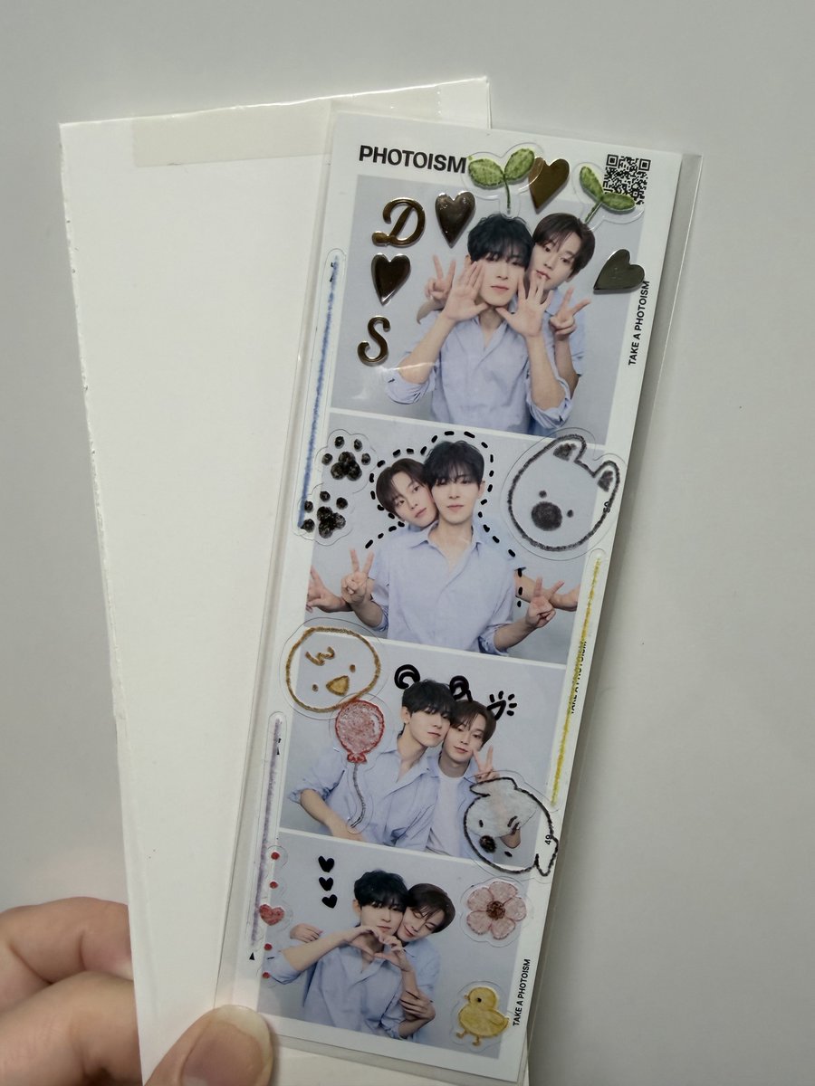 ruddk178's tweet photo. 삼행시 이벤트 포토이즘 왔다!!
도민이가 꾸민 포토이즘 너무 귀여워ㅠㅠㅠ
싸인 없을줄알았는데 뒤에 싸인까지..너무 
좋다ㅠㅠㅠ🍀🩵 감사합니다٩(๑❛ᴗ❛๑)۶
#하절기 #김도민 #성인호 #여은호 #차도현 https://t.co/B5ZqwNndtc