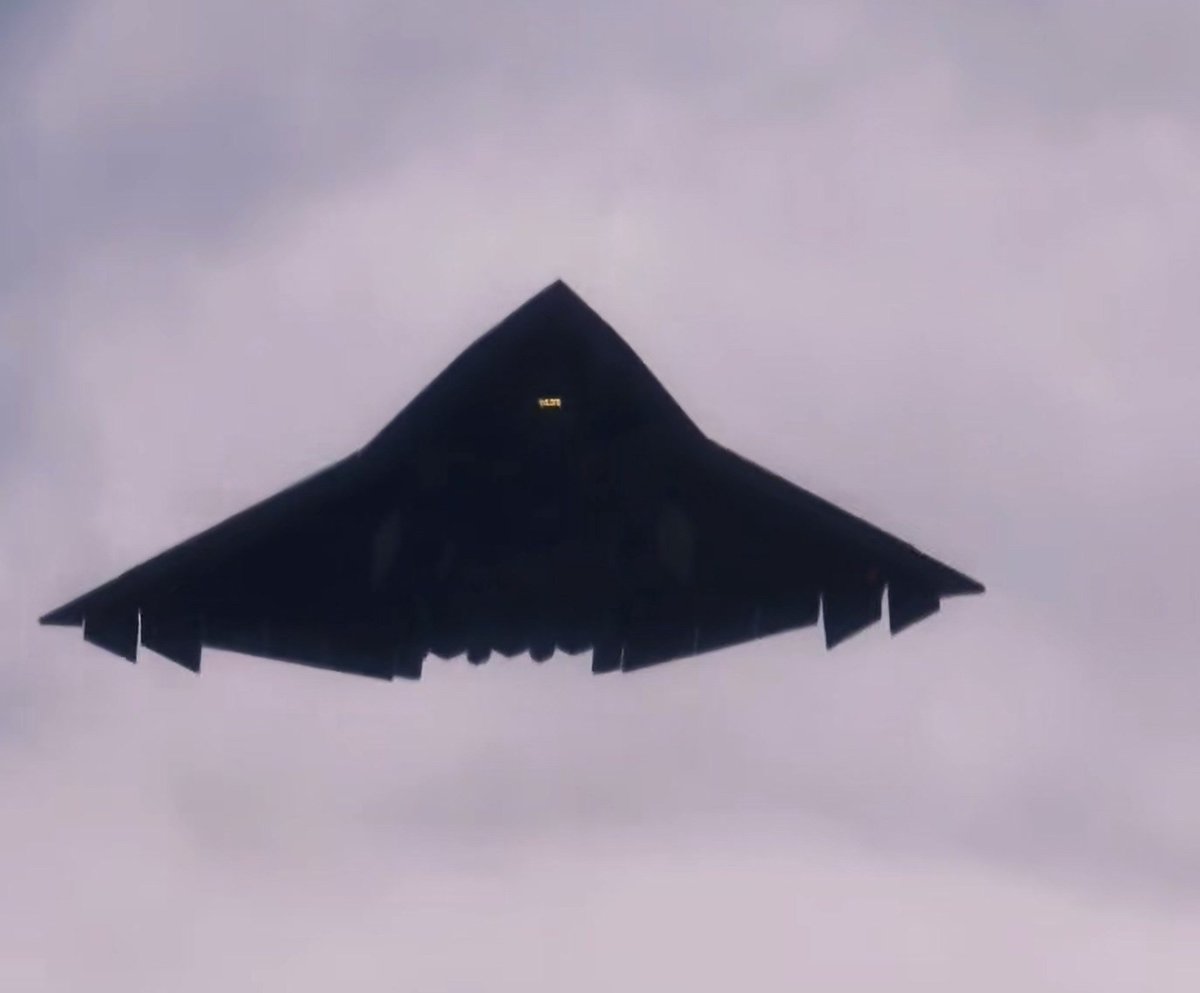 sageproc's tweet photo. China's 6th-GEN J-36 STEALTH FIGHTER caught in clear daytime test flight 😳🇨🇳

No blurry images, no CGI &amp; this thing is real plus it's flying.

US 6th-gen race just got serious. https://t.co/KsMInhRFDZ