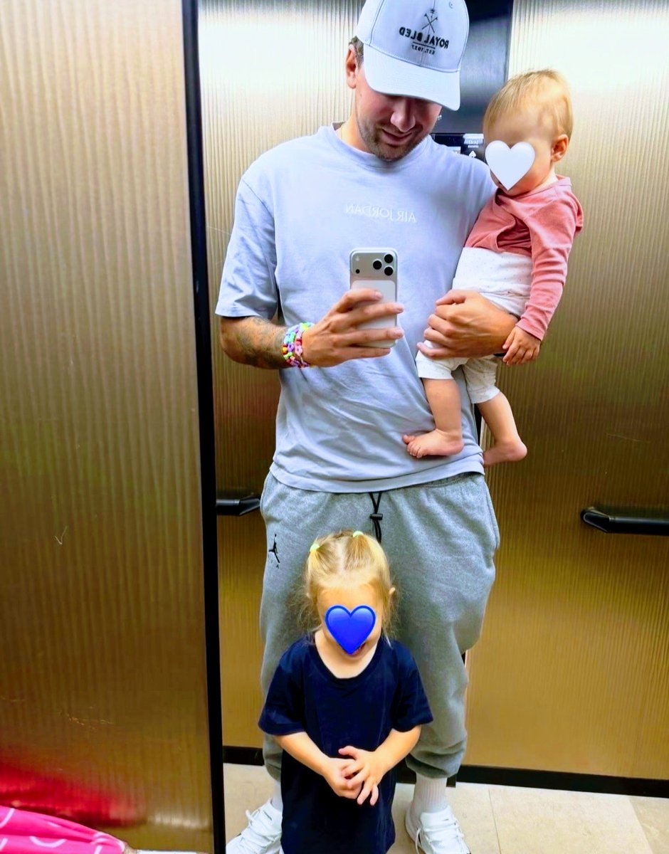 LukicBixilux's tweet photo. Luka Dončić uoči nove sezone sa Lejkersima , oglasio se na Instagramu emotivnom porukom upućenoj deci :
,,G i O , bez obzira na to gde se vaš tata nalazi na svetu, nema dana da niste u mom srcu. Kuda god da idem, uvek ste sa mnom.Volim vas."
❤️❤️
#Gabriela #Olivia #LukaDončić https://t.co/Ki5MXCVeZr