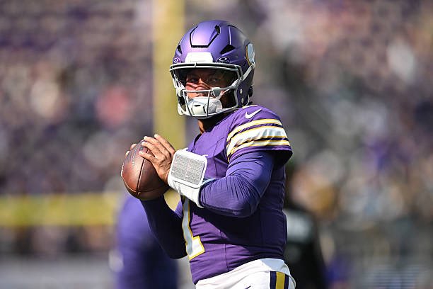 AdamSchefter's tweet photo. Vikings HC Kevin O’Connell said Kyler Murray has cleared concussion protocol and will start Sunday versus Tampa Bay. https://t.co/p9Q7re8Beb