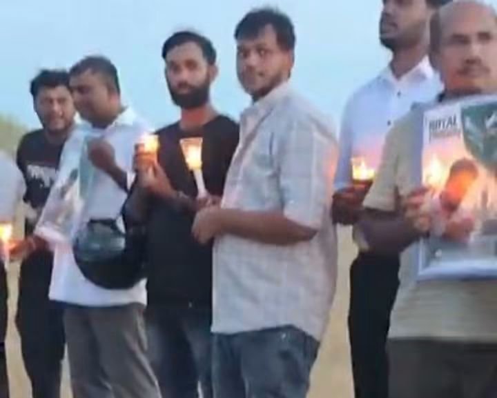 anpaa23's tweet photo. சவூதி அரேபியாவில் மரண தண்டனையை எதிர்கொண்டுள்ள அம்பாறை சிவராஜா அனோஜனுக்கு மன்னிப்பும் விடுதலையும் கோரி யாழ்ப்பாணத்தில் மெழுகுதிரி போராட்டம்!

​சவுதியில் மரண தண்டனை விதிக்கப்பட்டுள்ள அம்பாறையைச் சேர்ந்த சிவராஜா அனோஜனின் விடுதலையை வலியுறுத்தி யாழ்ப்பாணம் பண்ணைப் பகுதியில் மெழுகுதிரி ஏந்திய கவனயீர்ப்புப் போராட்டம் நடைபெற்றது.

​அனோஜனின் உயிரைக் காப்பாற்ற இலங்கை அரசு உடனடியாக ராஜதந்திர ரீதியிலான நடவடிக்கைகளை எடுக்க வேண்டும் என போராட்டத்தில் பங்கேற்றவர்கள் கோரிக்கை விடுத்தனர்.

​#ஈழத்தின்குரல்