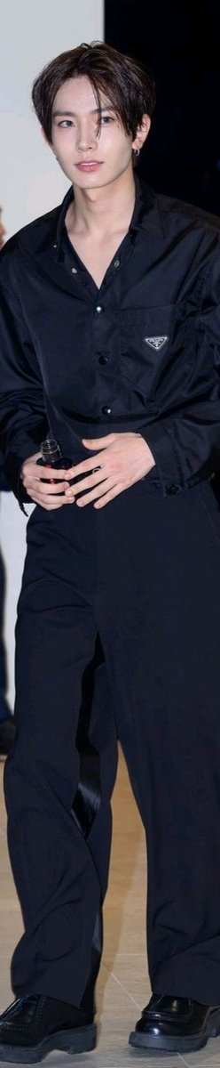 enhypen_shows's tweet photo. heeseung is very tall and handsome https://t.co/EthA1Unx48