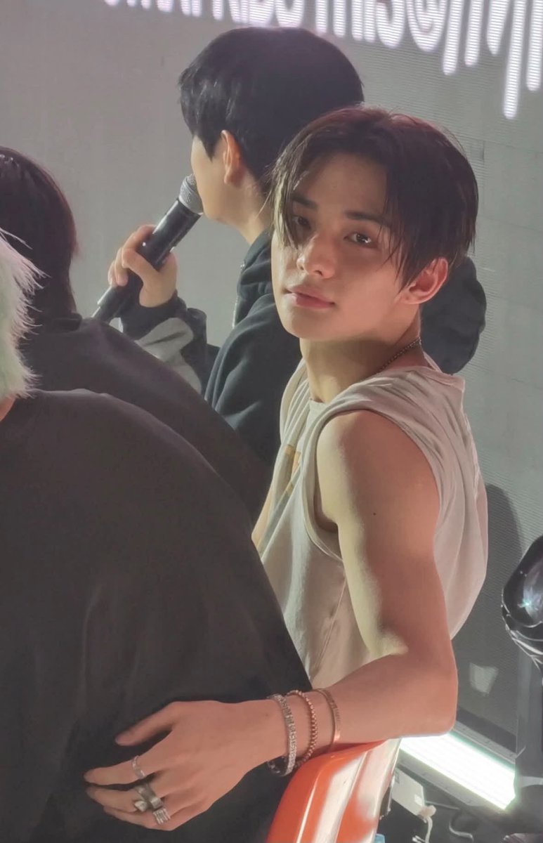 kyosmuse's tweet photo. he’s so boyfriend here https://t.co/87R7nEM3wk