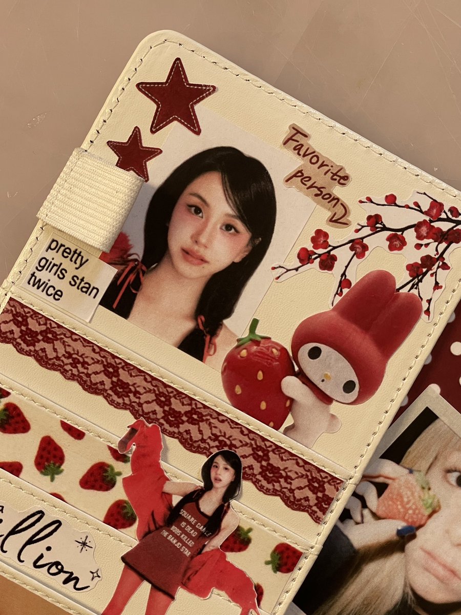 B3nny_22's tweet photo. My Chaeyoung binder decor!! https://t.co/Qj0oaegBGX