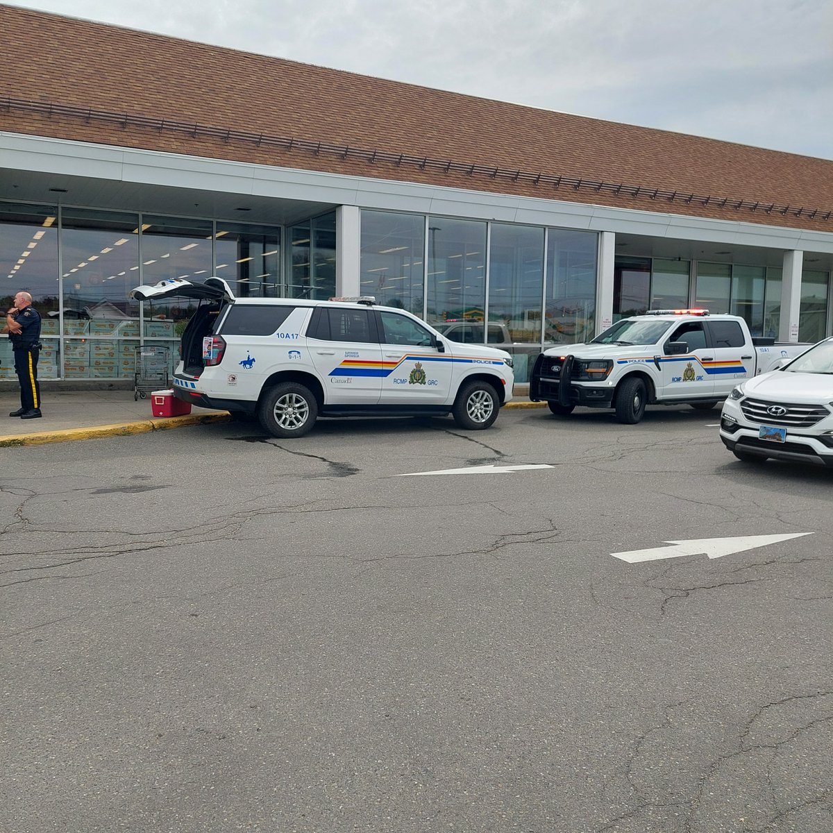 RCMPNB's tweet photo. On Thursday, September 17th, the St. Stephen RCMP joined staff from the Real Atlantic Superstore and the local food bank to host a Cram-a-Cruiser event in #StStephen.

In just four hours, the community donated $711.50 and 621 pounds of food in support of local families in need. https://t.co/JOuwha23V7