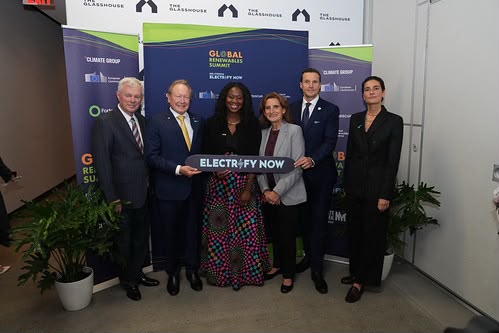EUatUN's tweet photo. Renewables are key to our competitiveness, security & independence, while delivering a cleaner & more affordable future.
~EVP @Teresaribera, at the Global Renewables Summit, urged more countries to join the #ElectrifyNow coalition.
Let's turn ambition into implementation. https://t.co/UGB42hBpzf