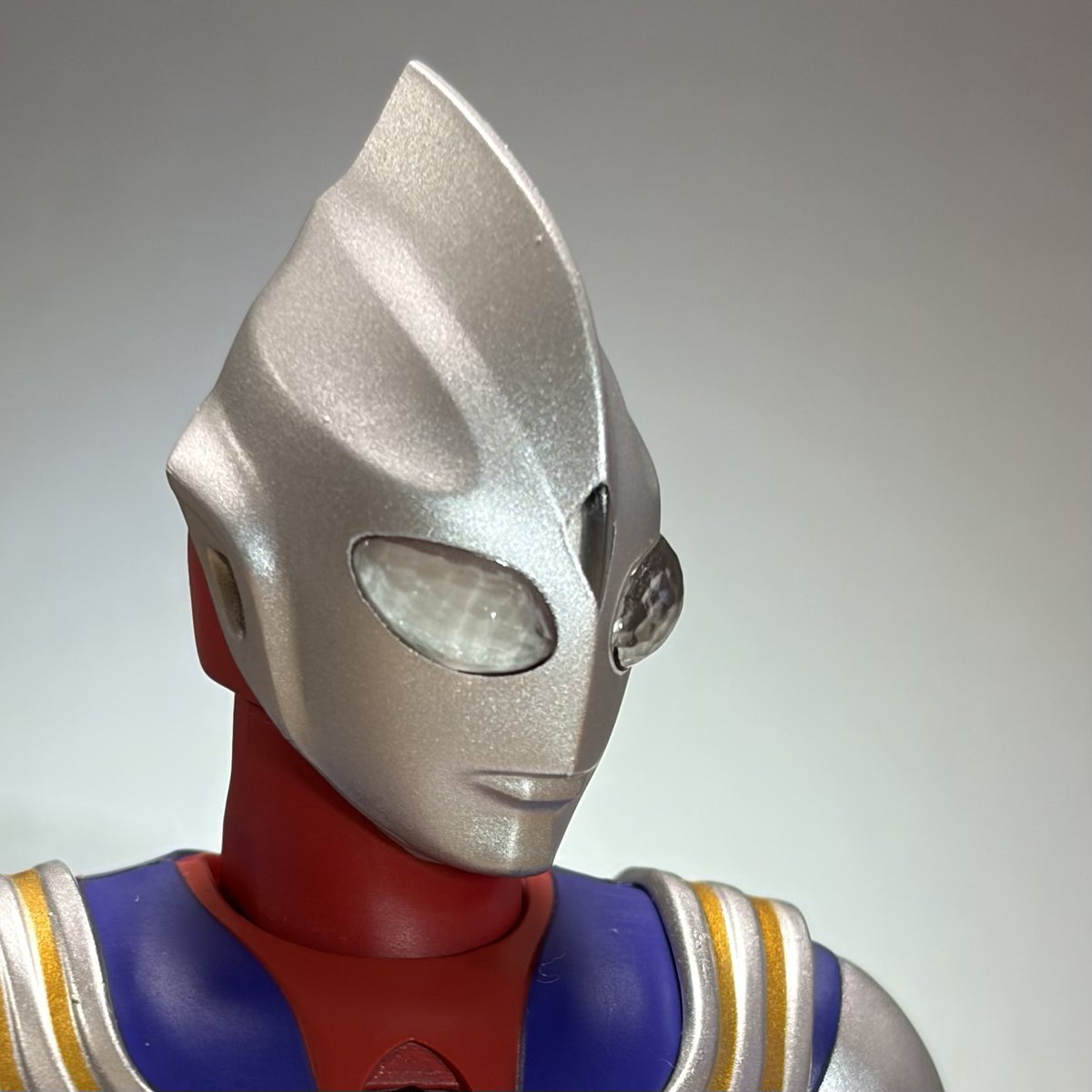 PAponchan's tweet photo. 真骨彫ティガ
集光頭部への紙やアルミの差し込みの検証結果1/3

ノーマルの状態だと、正面からの照明だとクリアな目が暗くなるのが弱点
一方トレペなどのような半透明素材はかなり改善できる
完全に真っ白な剥離フィルムの場合は通常アーツ級には見えるので、好みのクリーム色が探せればベストかも？ https://t.co/Pzl1GITP1e