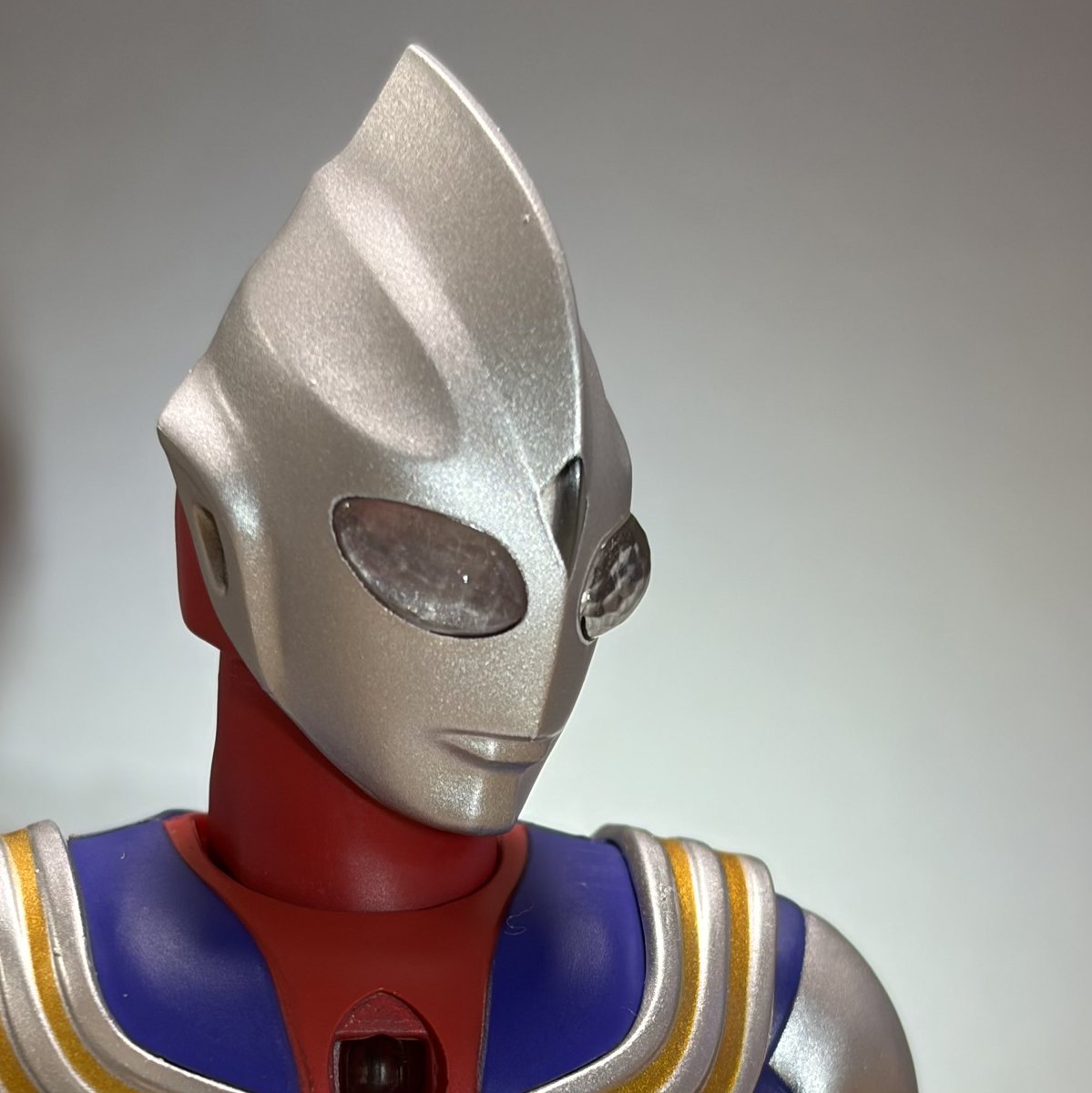PAponchan's tweet photo. 真骨彫ティガ
集光頭部への紙やアルミの差し込みの検証結果1/3

ノーマルの状態だと、正面からの照明だとクリアな目が暗くなるのが弱点
一方トレペなどのような半透明素材はかなり改善できる
完全に真っ白な剥離フィルムの場合は通常アーツ級には見えるので、好みのクリーム色が探せればベストかも？ https://t.co/Pzl1GITP1e