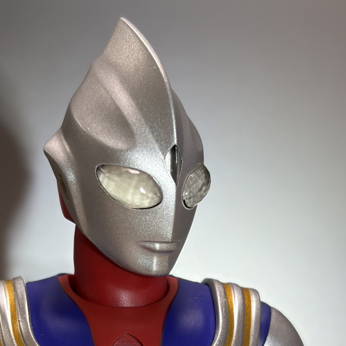 PAponchan's tweet photo. 真骨彫ティガ
集光頭部への紙やアルミの差し込みの検証結果1/3

ノーマルの状態だと、正面からの照明だとクリアな目が暗くなるのが弱点
一方トレペなどのような半透明素材はかなり改善できる
完全に真っ白な剥離フィルムの場合は通常アーツ級には見えるので、好みのクリーム色が探せればベストかも？ https://t.co/Pzl1GITP1e