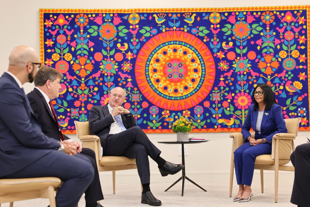 Cancilleria_ve's tweet photo. 📰#EsNoticia | Presidenta Delcy Rodríguez se reúne en Nueva York con representantes del Banco Interamericano de Desarrollo

Este encuentro tuvo como objetivo evaluar mecanismos de cooperación estratégica con la institución financiera internacional.

https://t.co/Lmi8tUmLTW https://t.co/NDyZcFt9lS