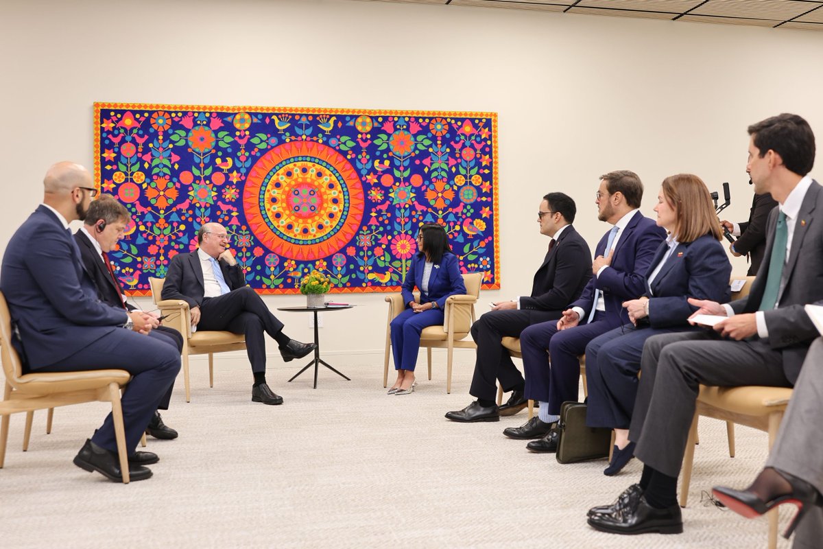 Cancilleria_ve's tweet photo. 📰#EsNoticia | Presidenta Delcy Rodríguez se reúne en Nueva York con representantes del Banco Interamericano de Desarrollo

Este encuentro tuvo como objetivo evaluar mecanismos de cooperación estratégica con la institución financiera internacional.

https://t.co/Lmi8tUmLTW https://t.co/NDyZcFt9lS