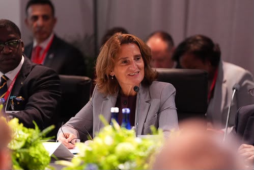 EUatUN's tweet photo. Renewables are key to our competitiveness, security & independence, while delivering a cleaner & more affordable future.
~EVP @Teresaribera, at the Global Renewables Summit, urged more countries to join the #ElectrifyNow coalition.
Let's turn ambition into implementation. https://t.co/UGB42hBpzf