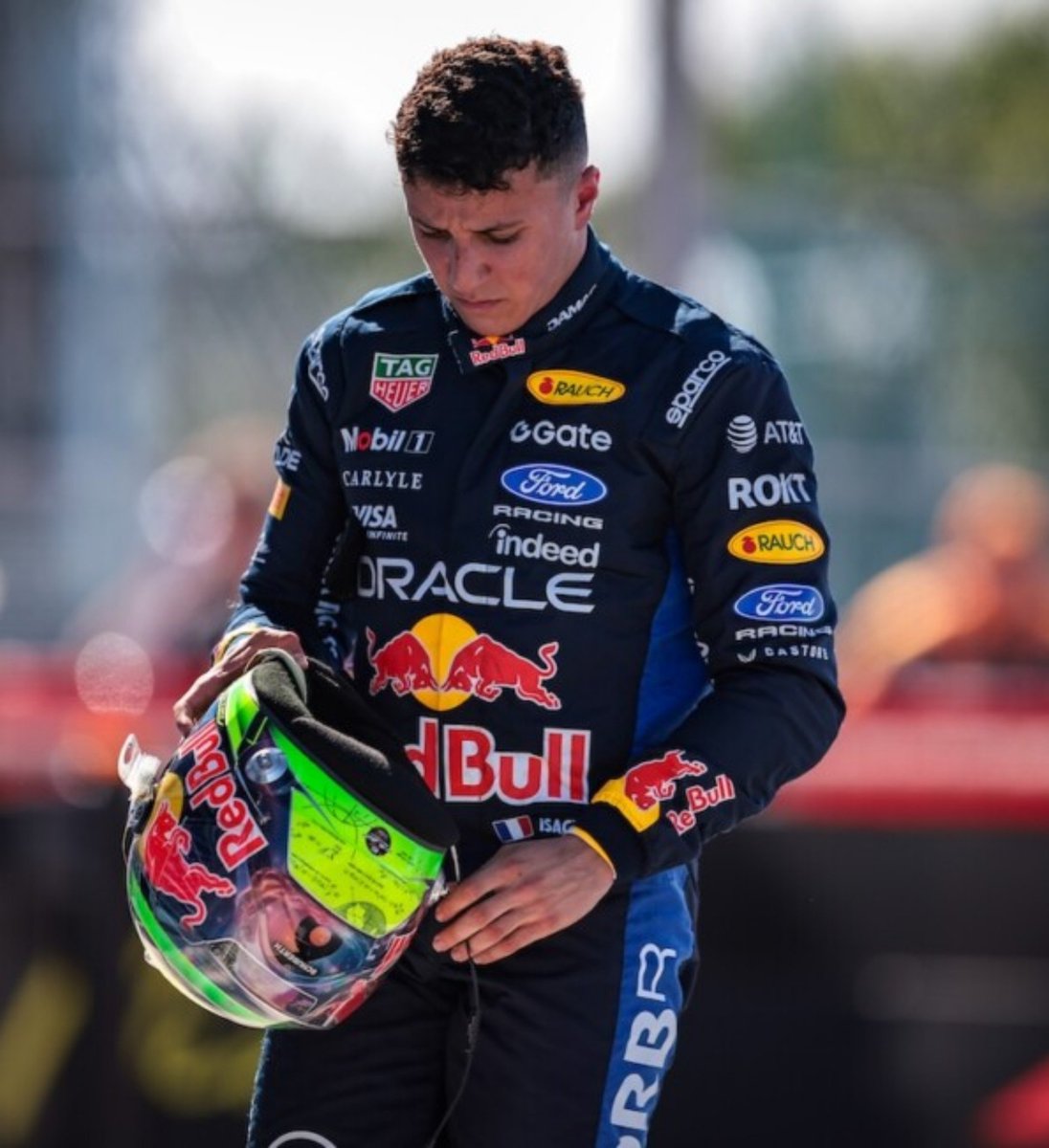 Jhared130's tweet photo. Vuelve Hadjar en Baku  y esto creo que es un error 
Como ya lo hablé antes, una lesión de muñeca en F1 no es menor
( Más con la tendencia del joven acariciar cosas con su puño )

Al frenar las fuerzas te empujan hacia adelante y el piloto se sostiene empujando contra el volante

Nico Rosberg lo dijo claro hace unos días, es "horrible" conducir así y el riesgo de dolor o recaída es alto

▫️Esto se contradice con lo que Red Bull insistió durante semanas, que no lo iban a meter si no se sentía cerca del 100%

 10 días de rehabilitación no es estar al cien Malena!

▫️Mekies repetía que preferían retrasar el regreso antes que comprometer la recuperación a largo plazo, y que primero iban a evaluarlo en el simulador
Mentiroso mentirosose ,lo que haces