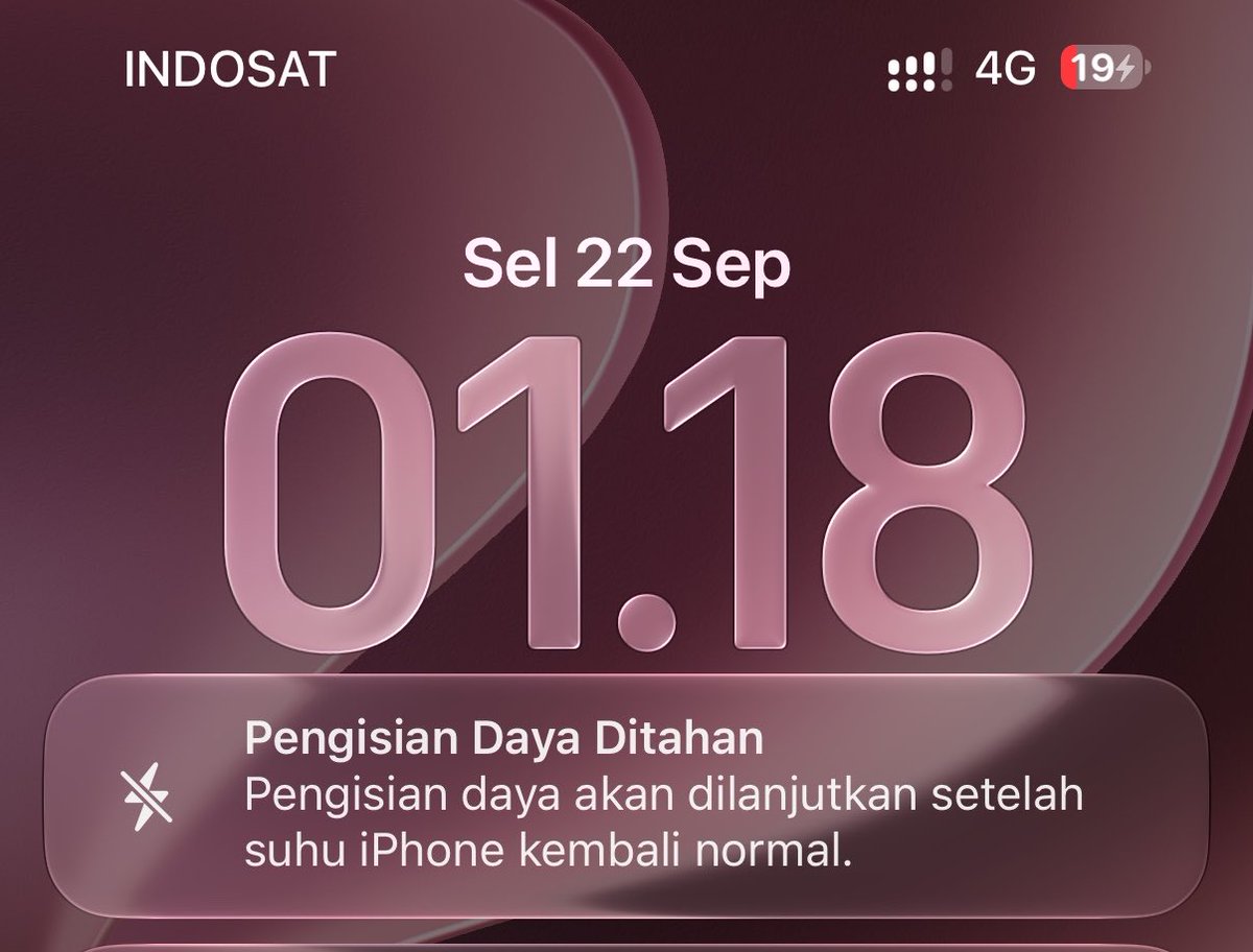 2nd_dea's tweet photo. Semua iph tu sama aja, gampang panas. dikit2 ditahan dikit2 lowbat, dikit2 ngelag, setann https://t.co/rYcDiHLpmF