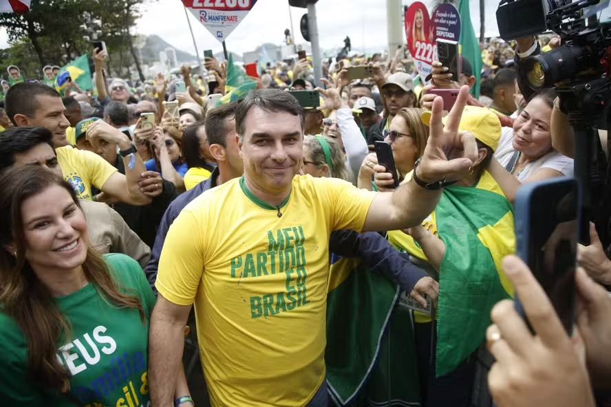 BlogdoNoblat's tweet photo. Uma assessora do senador Flávio Bolsonaro (PL-RJ), hoje candidato à Presidência da República, negociou em 2023 emendas parlamentares com um miliciano que veio a ser condenado neste ano por organização criminosa no caso do assassinato da vereadora Marielle Franco. Segundo apuração da Polícia Federal, a assessora também enviou convite para que Robson Calixto, o “Peixe”, participasse de um evento com Flávio Bolsonaro no qual poderia cobrar pessoalmente a liberação dos recursos.
As informações fazem parte de investigação da Polícia Federal deflagrada em julho deste ano para apurar desvios de emendas enviadas a entidades do Rio de Janeiro vinculadas ao ex-deputado Chiquinho Brazão e ao ex-conselheiro do Tribunal de Contas do Estado (TCE) Domingos Brazão, condenados pela morte de Marielle Franco. Procurado por meio de sua assessoria, o senador Flávio Bolsonaro afirmou que os recursos foram destinados dentro da legislação vigente.
“A emenda foi destinada dentro da legislação vigente e dos critérios técnicos do Ministério do Esporte. A entidade executora apresentou notas fiscais dos materiais adquiridos e devolveu os valores não utilizados. A responsabilidade pela execução dos recursos é da entidade beneficiária, não do parlamentar. Eventuais irregularidades devem ser apuradas pelos órgãos de controle, como determina a lei”, diz a nota.
O senador não comentou os diálogos de sua assessora parlamentar com Robson Calixto. A assessora não retornou aos contatos da reportagem e a defesa de Calixto não respondeu. A defesa de Domingos Brazão disse que não atuou nesse caso e a de Chiquinho Brazão afirmou que não tinha conhecimento da investigação.
A operação da PF para apurar suspeitas no repasses de recursos a entidades do Rio de Janeiro foi autorizada pelo ministro do Supremo Tribunal Federal (STF) Alexandre de Moraes. Até agora, não havia se tornado público que uma das suspeitas na Operação Emendatio envolvia emenda parlamentar de Flávio Bolsonaro. O senador, que não foi alvo de mandados na operação, enviou por meio de emenda parlamentar R$ 199 mil a uma entidade investigada.
Essa é a segunda investigação recente da Polícia Federal em que surge o nome de Flávio. Ele também é citado no inquérito da PF sobre pedido de recursos do banqueiro Daniel Vorcaro para um fundo nos Estados Unidos sob argumento de que serviria como patrocínio ao filme “Dark Horse”, sobre a vida do ex-presidente Jair Bolsonaro (PL).
Os valores das emendas de Flávio foram repassados ao Instituto de Formação Profissional José Carlos Procópio (Ifop) por meio de negociação do gabinete de Flávio Bolsonaro com Robson Calixto, o “Peixe”. Ele já foi assessor de Domingos Brazão no TCE do Rio e foi acusado pela Procuradoria-Geral da República (PGR) de integrar a organização criminosa envolvida no caso Marielle.
As suspeitas sobre esses repasses foram divulgadas inicialmente em reportagem do jornal O Globo de março deste ano. A PF aprofundou as informações colhidas na investigação do caso Marielle e identificou indícios de desvios de recursos de emenda parlamentar enviada por Flávio Bolsonaro ao Ifop a pedido de Robson Calixto. (Estadão)