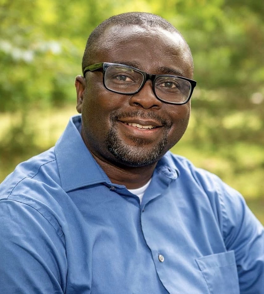 SIKAOFFICIAL1's tweet photo. A 48-year-old US-based Ghanaian lecturer at Southern Illinois University (SIU), Kofi Akamani, has reportedly been shot dead at a home off Lake Road in Jackson County, United States on Saturday. 

His 35  year old wife, Betty Akamani, has been arrested in connection with the incident and is facing multiple charges over her alleged involvement in the killing.

[📸: Stephanie Moore Jennings]