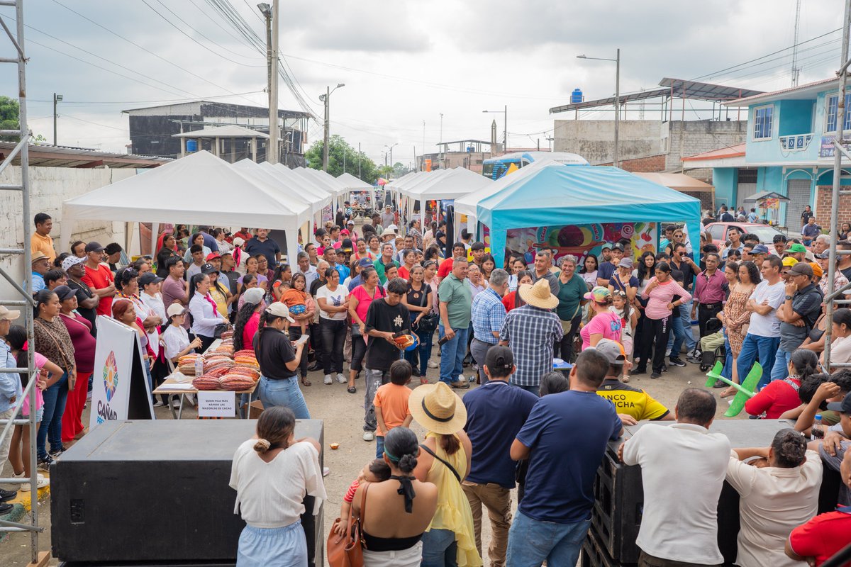 PrefecturaCanar's tweet photo. 🐔🌱🍫 La Feria Productiva del Cacao 2026 reunió en El Piedrero – Colonia Agrícola Amazonas del cantón La Troncal, a productores, emprendedores y familias en una jornada marcada por la producción local, la gastronomía, los productos con valor agregado y la cultura. https://t.co/sbu3vVvSU6