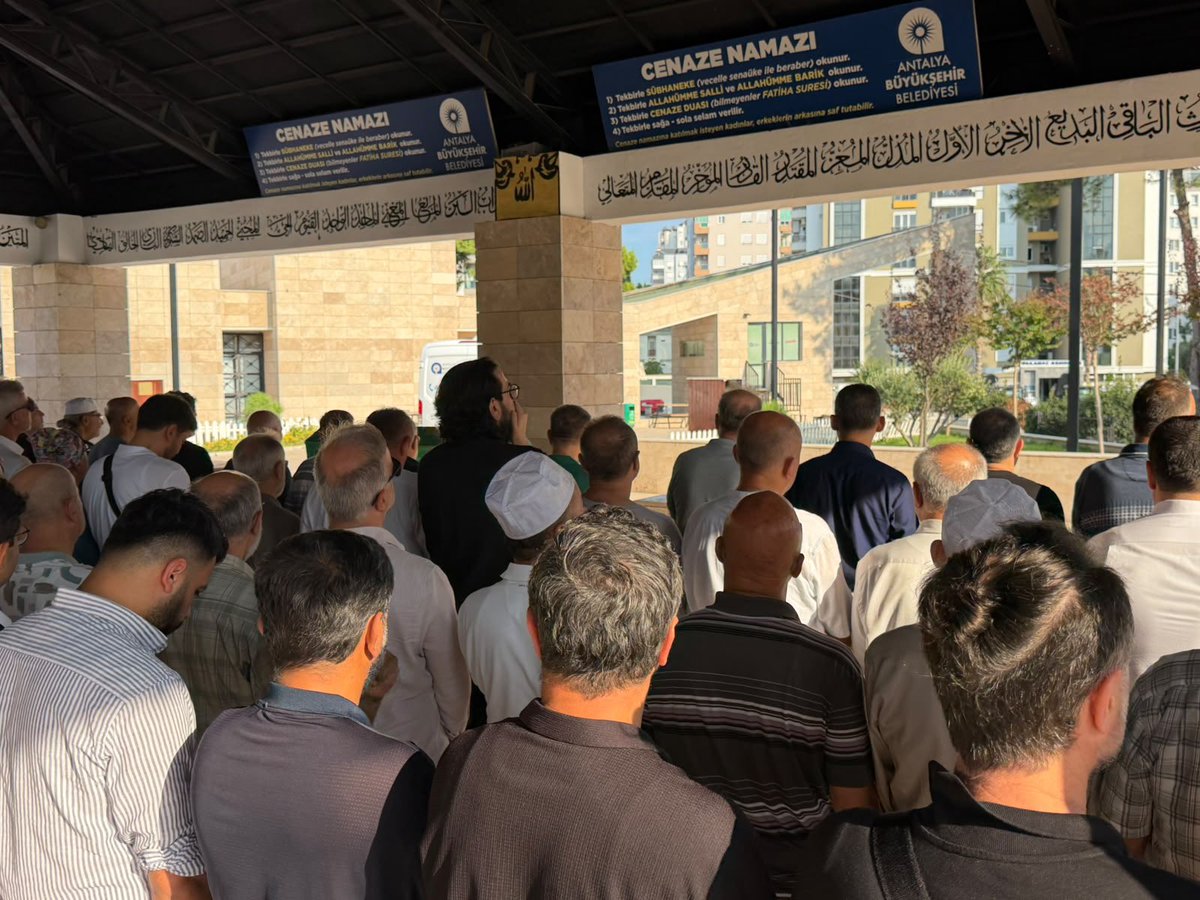 avyunusgunal's tweet photo. Sumud Filosu aktivisti Hakan Şimşek’in annesi Hikmet teyzemizin cenaze merasimine, İl Başkanımız Ali Çetin ile birlikte katıldık.Merhumeye Allah’tan rahmet diliyoruz. https://t.co/CdkJA8mKF5