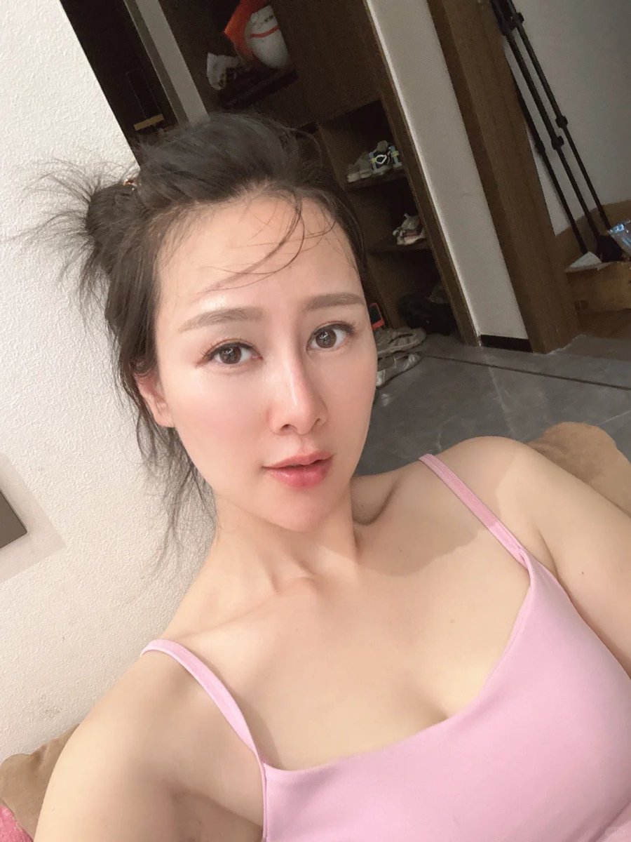 EdwardsNor15436's tweet photo. 刚刚做完…还在回味那种感觉～
头发乱糟糟的，皮肤还带着点热度，眼睛都有点懒懒的～
你说，我现在这个样子，是不是特别容易让人想再来一次？😏 https://t.co/FNqbjRqzLY